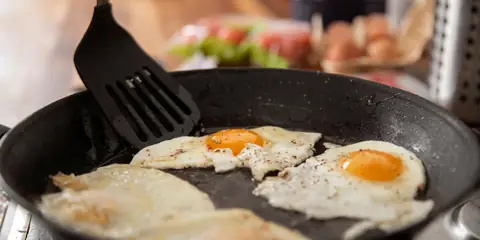A Simple Trick to Cook Fried Eggs Perfectly Without Flipping